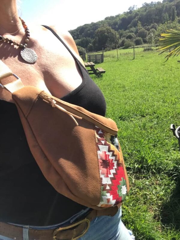 Sac banane DAKOTA en tissu enduit imitation cuir marron mat et tissu à motifs amérindiens, avec une sangle beige, présenté porté.
