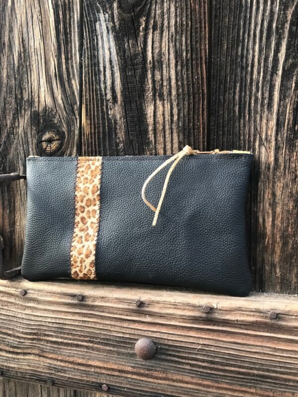 Pochette en cuir noir et bande léopard