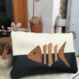 Grande pochette en patchwork de cuir noir et blanc avec poisson
