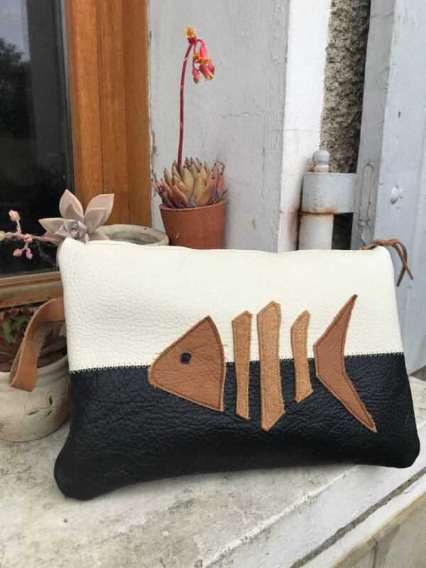 Grande pochette en patchwork de cuir noir et blanc avec poisson