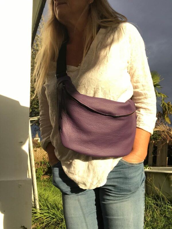 Sac en cuir violet porté