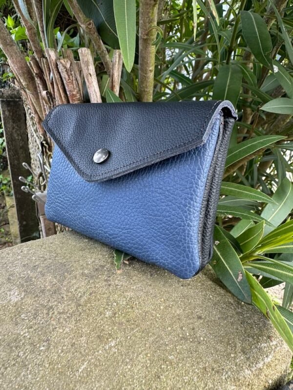 Pochette URIKA en cuir bleu et noir