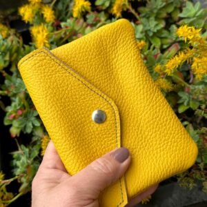 Pochette URIKA jaune soleil en cuir