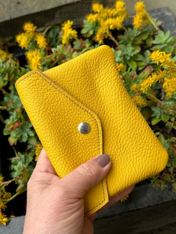 Pochette URIKA jaune soleil en cuir