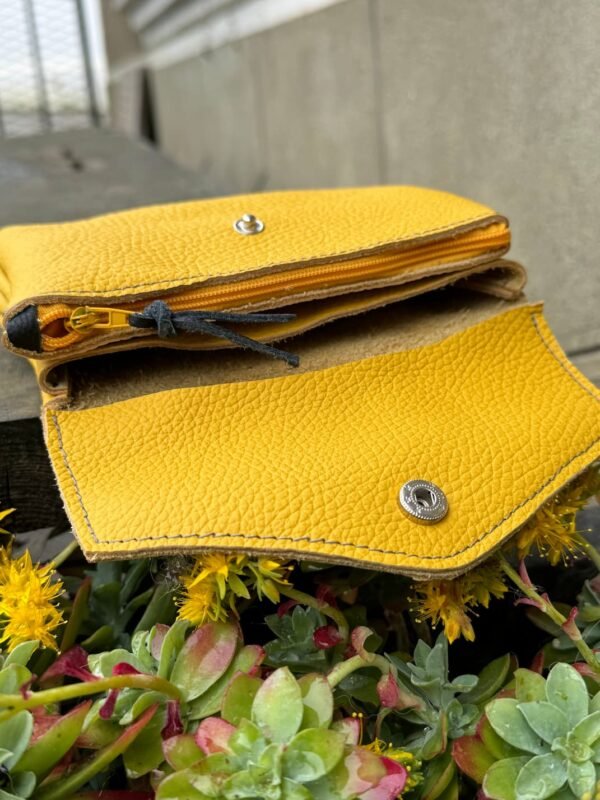 Pochette URIKA jaune soleil en cuir ouverte