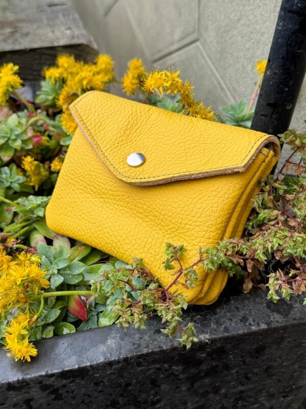 pochette multipoches en cuir jaune soleil revalorisé