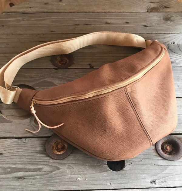 Sac banane en tissu enduit effet croute de cuir marron