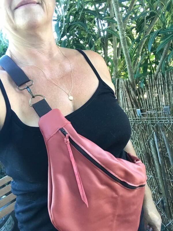 Sac banane en cuir rose porté