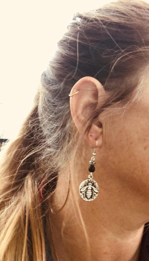 Boucles d'oreilles abeilles et perle en pierre de lave
