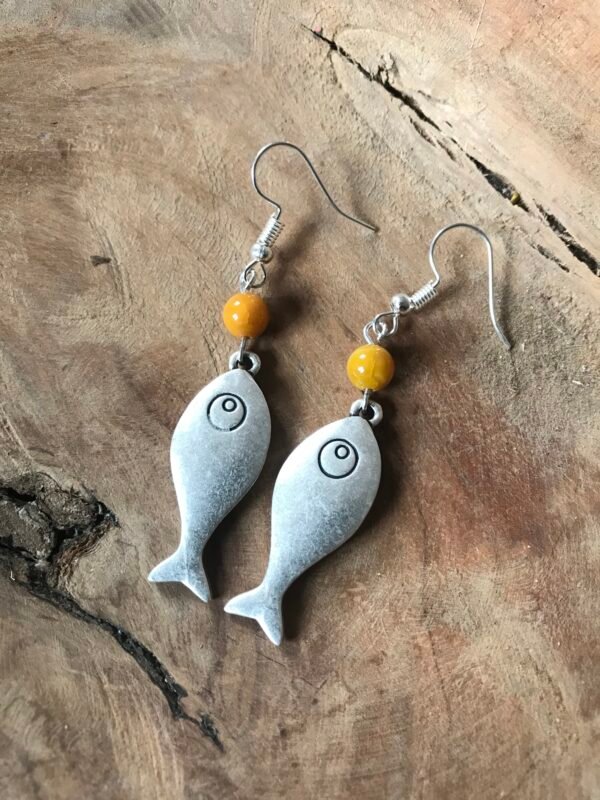 Boucles d'oreilles ethniques poissons argentés avec perles en pierre agate naturelle miel