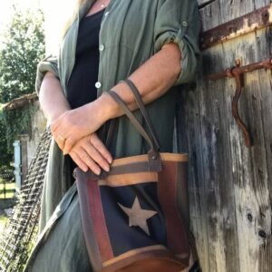 Sac patchwork en cuir avec motif étoile, dans des tons marron, taille S, présenté porté à la main.