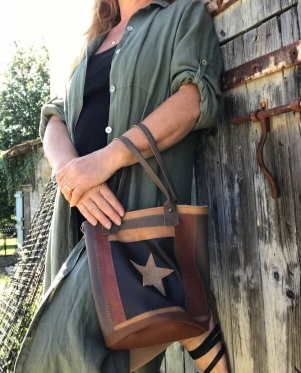 Sac patchwork en cuir avec motif étoile, dans des tons marron, taille S, présenté porté à la main.