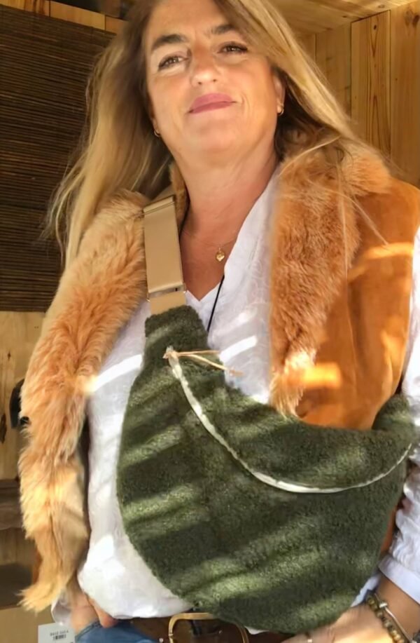 Sac banane en sherpa kaki vu porté