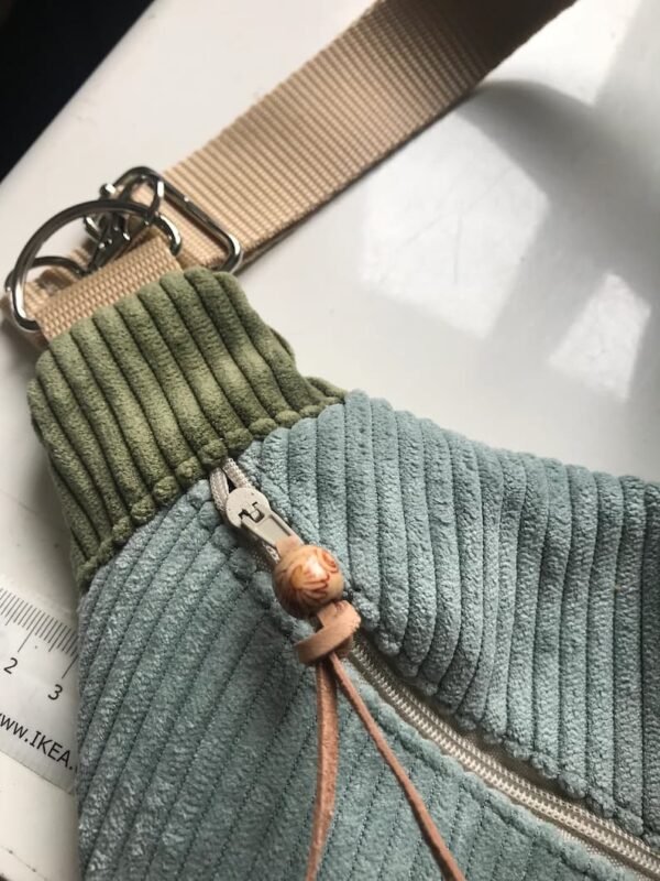 Banane velours bleu et kaki détails