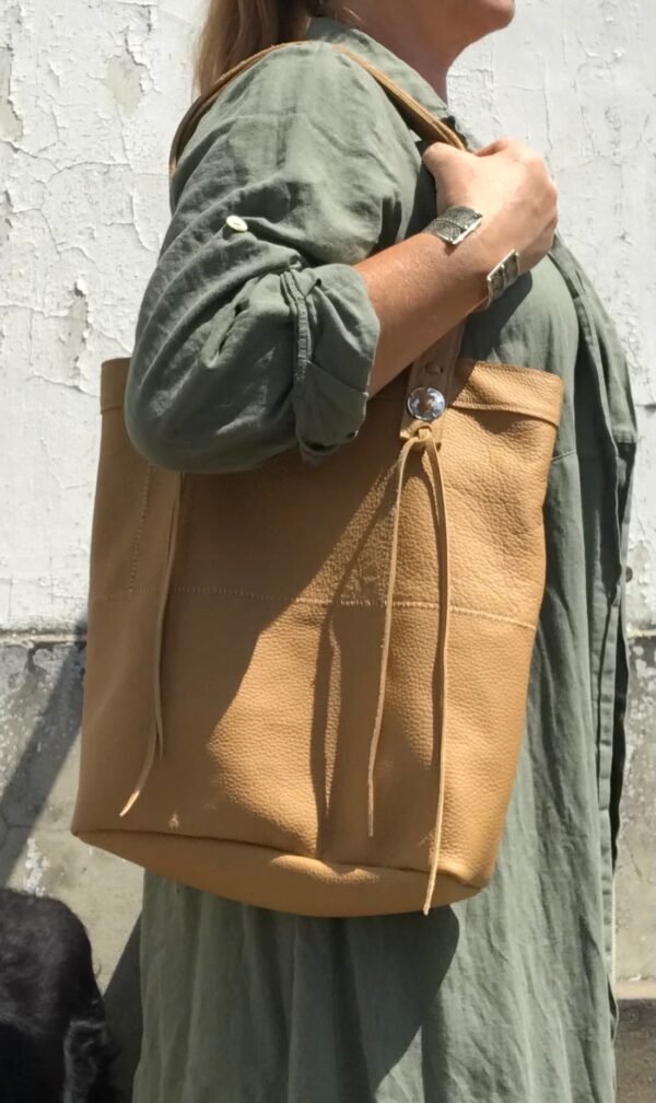 Sac en cuir ANGENI vu porté