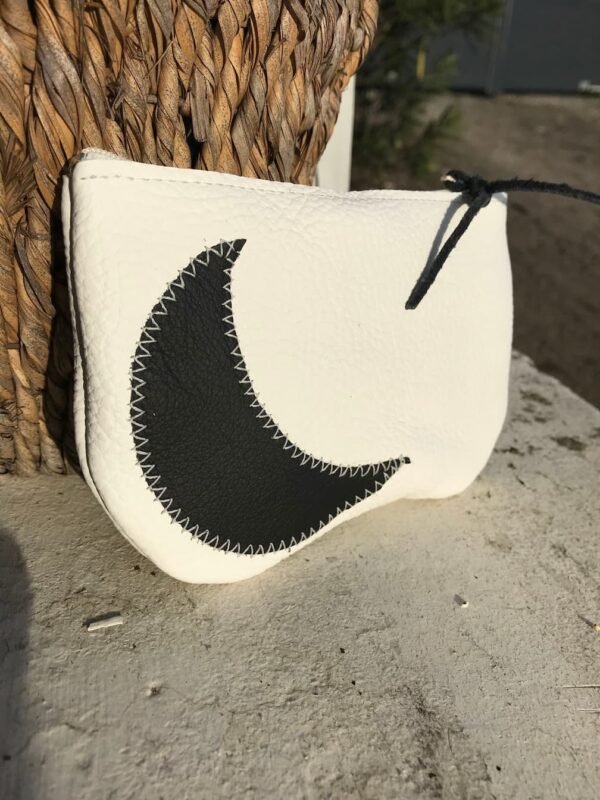 Petites pochette en cuir blanc et croissant de lune noir