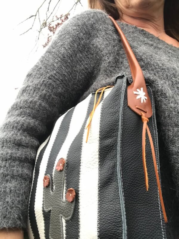 Sac en cuir rayures noires et grises vu porté