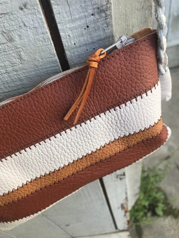 Petit sac en cuir beige et marron détails