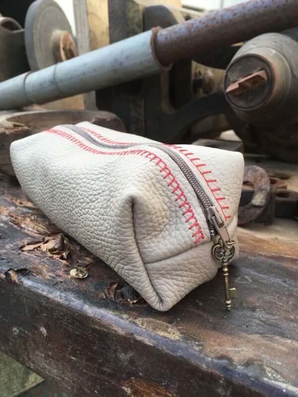 Trousse d'écolier en cuir beige couture fantaisie rouge et breloque