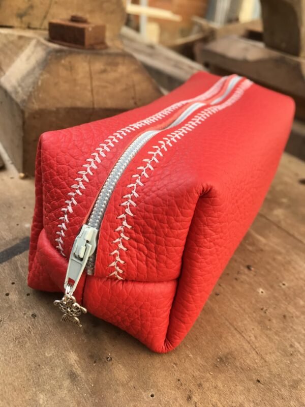 Trousse carrée en cuir rouge