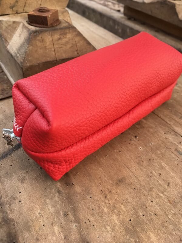 Trousse en cuir rouge dessous