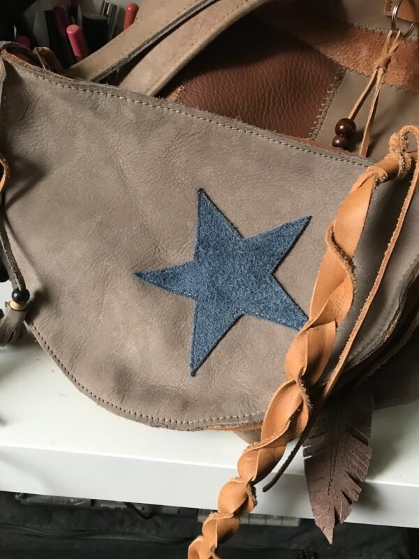 Petit sac DEMI-LUNE en cuir gris étoile bleue détails