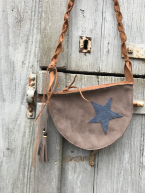 Petit sac DEMI-LUNE en cuir gris étoile bleue