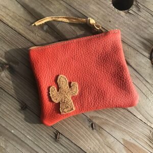 Petite pochette en cuir orange avec cactus