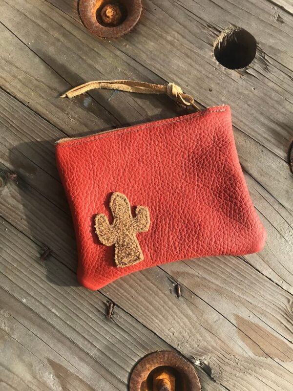 Petite pochette en cuir orange avec cactus