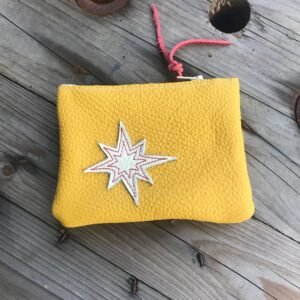 Petite pochette en cuir jaune soleil