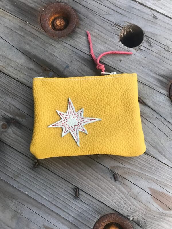 Petite pochette en cuir jaune soleil