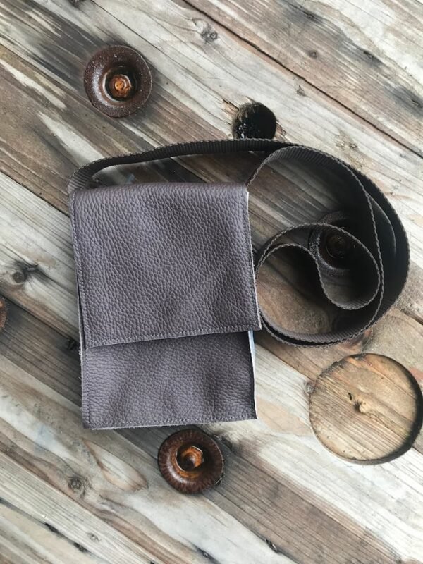 Petite pochette à sangle en cuir marron et bleu