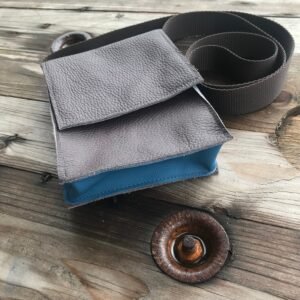 Pochette en cuir marron et bleu