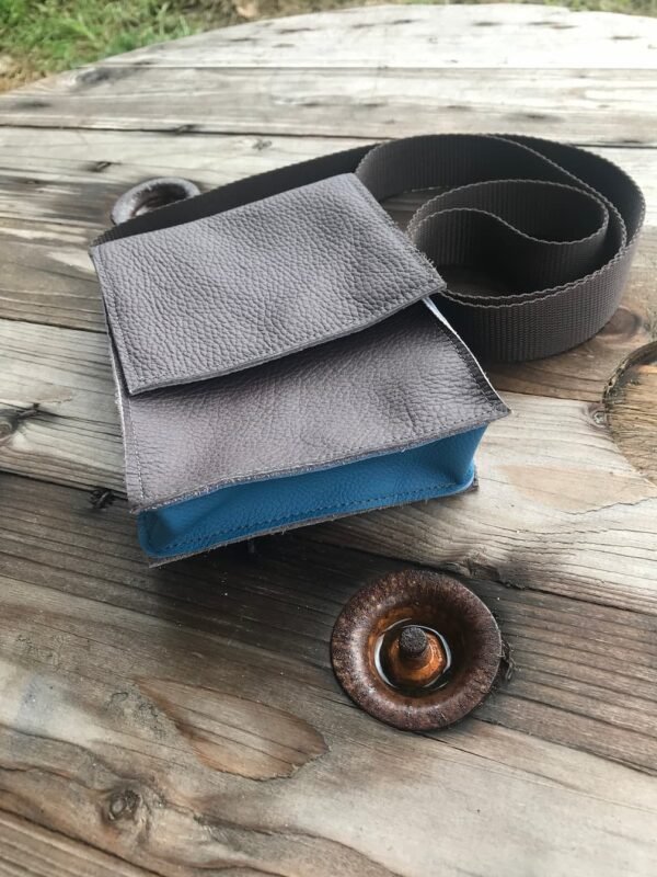 Pochette en cuir marron et bleu
