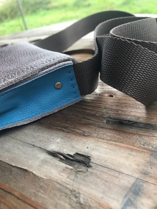 Pochette en cuir marron et bleu détails