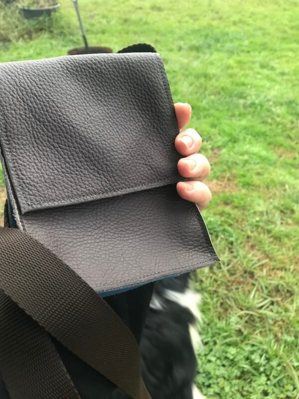 Pochette en cuir marron et bleu vu à la main