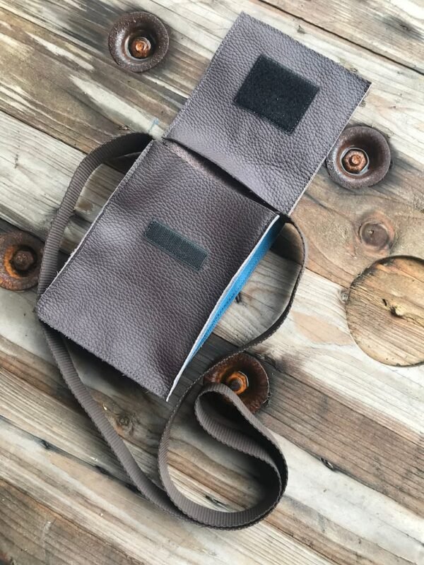 Pochette en cuir marron et bleu vu ouverte