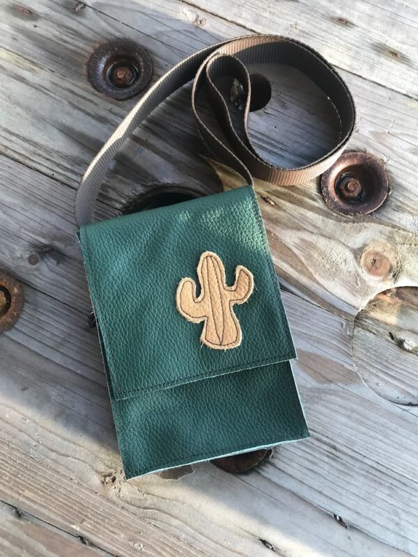 Pochette en cuir vert motif cactus avec sangle