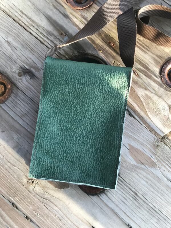 Pochette en cuir vert avec sangle vue de dos