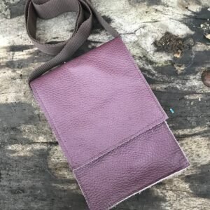 Petite oochette à sangle en cuir violet