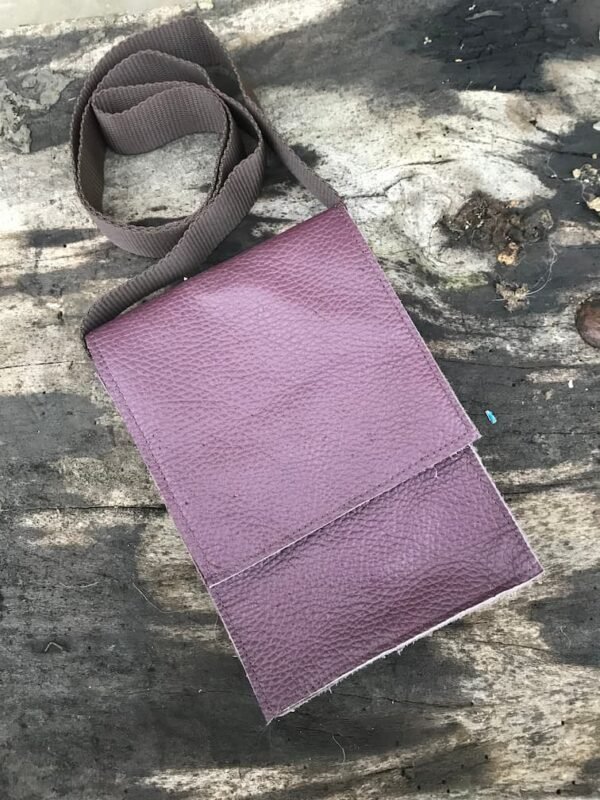 Petite oochette à sangle en cuir violet
