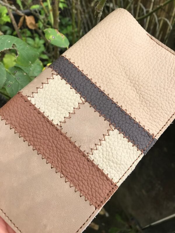 Porte chéquier patchwork cuir beige détails