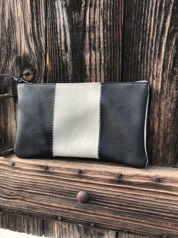 Pochette en cuir grège et noir verso