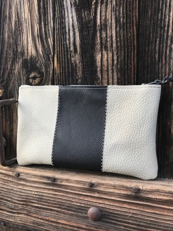 Pochette en cuir grège et noir
