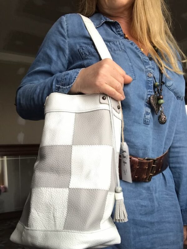 Sac seau DAMIER en patchwork de cuir blanc et gris – Image 3