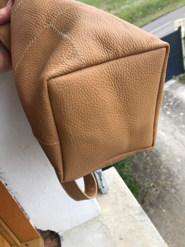 Sac en cuir caramel SAKAKI fond