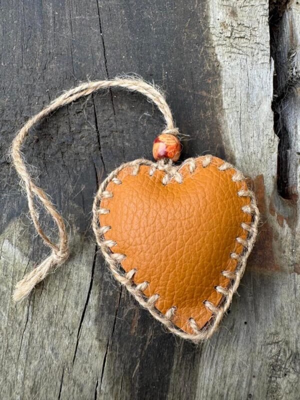 Petit cœur ocre orangé en cuir