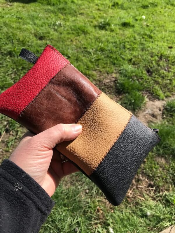 Pochette 4 couleur rouge marron ocre et noir vue portée