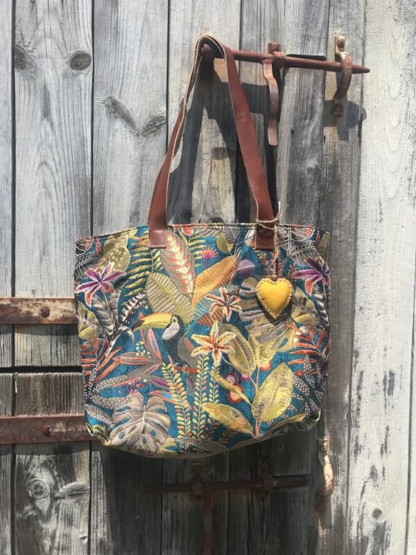 Sac de plage en tissu motifs cactus breloque cœur jaune en cuir