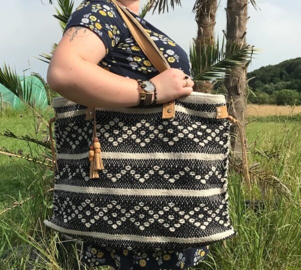 Grand sac en coton tressé noir et beige vu porté